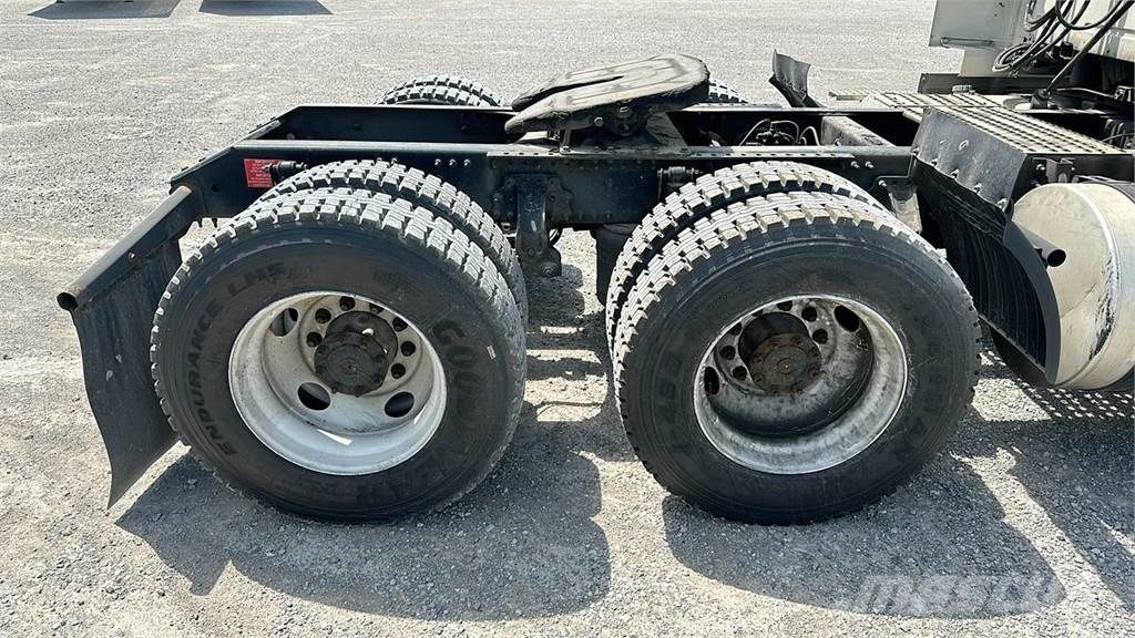 Volvo VNL 740 Trekkers