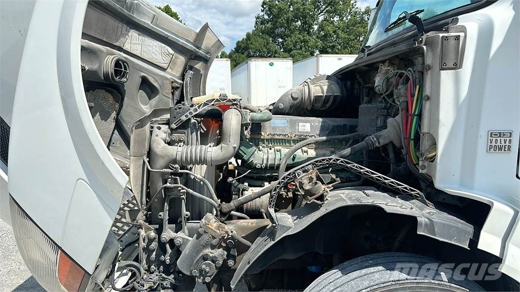 Volvo VNL 740 Trekkers