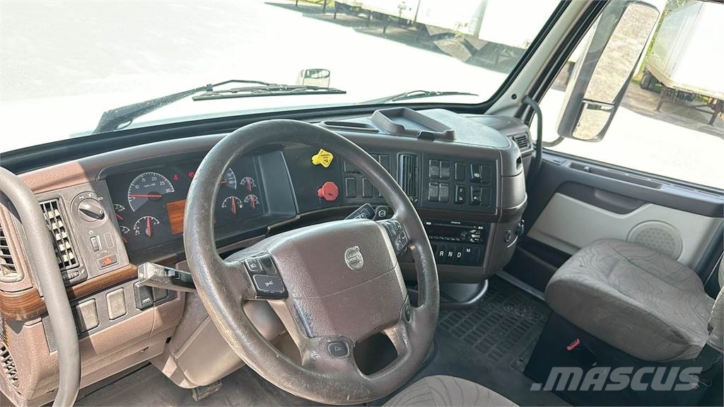 Volvo VNL 740 Trekkers