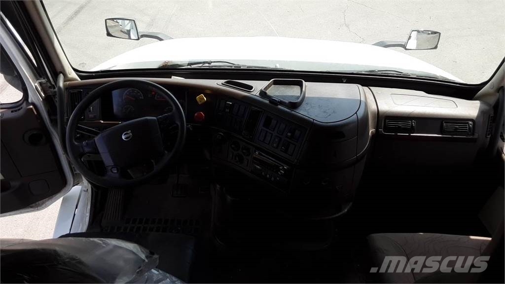 Volvo VNL 740 Trekkers