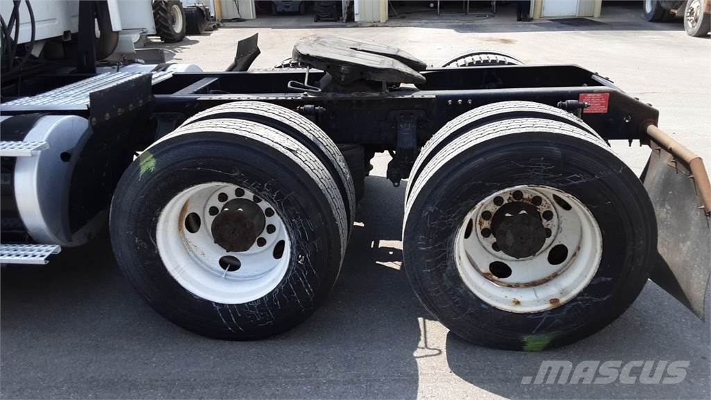 Volvo VNL 740 Trekkers
