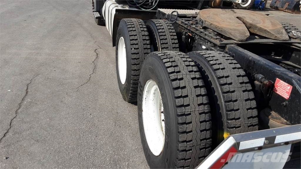 Volvo VNL 740 Trekkers