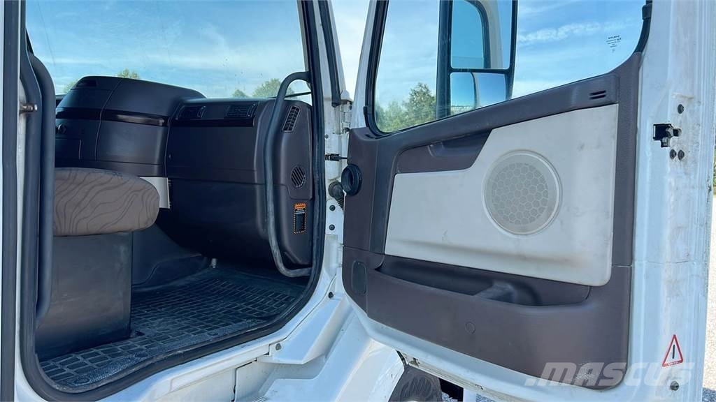 Volvo VNL 740 Trekkers