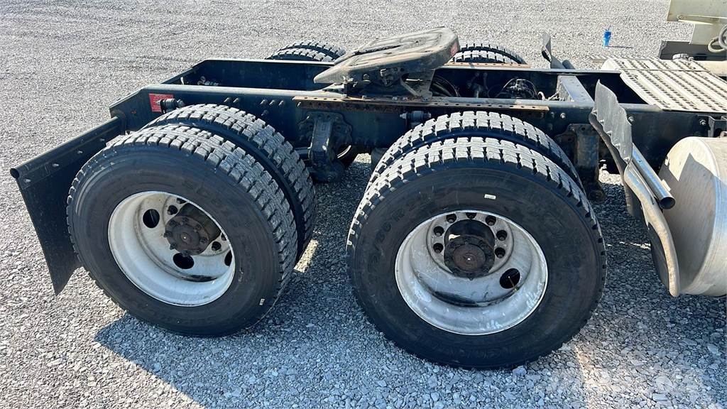 Volvo VNL 740 Trekkers