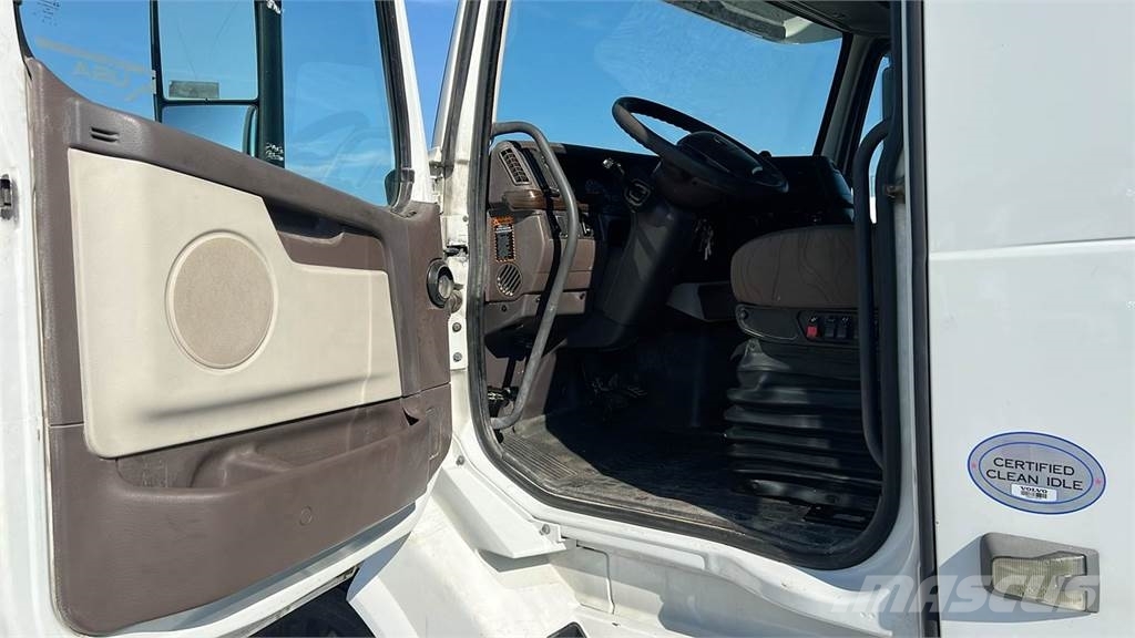 Volvo VNL 740 Trekkers