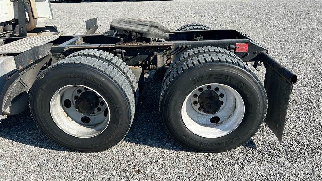 Volvo VNL 740 Trekkers