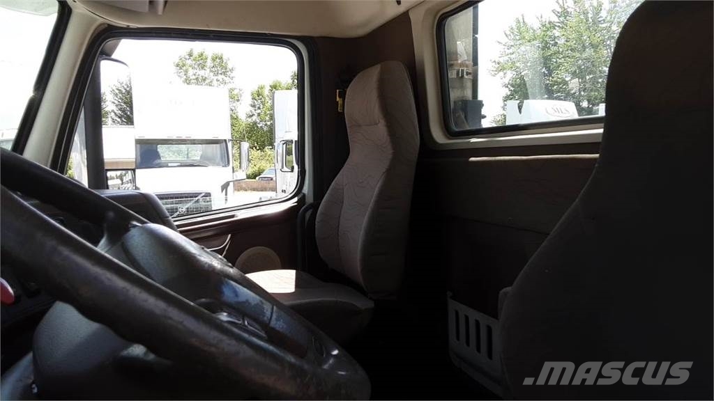 Volvo VNL300 Trekkers