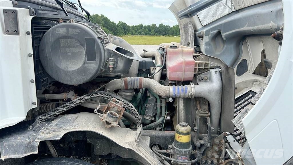 Volvo VNL300 وحدات الجر
