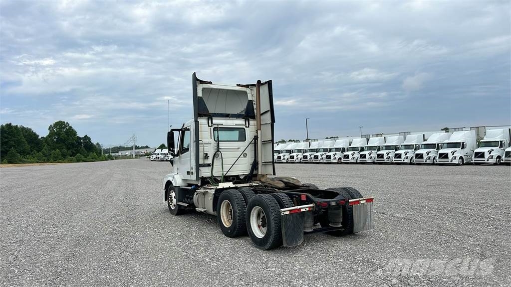 Volvo VNL300 وحدات الجر