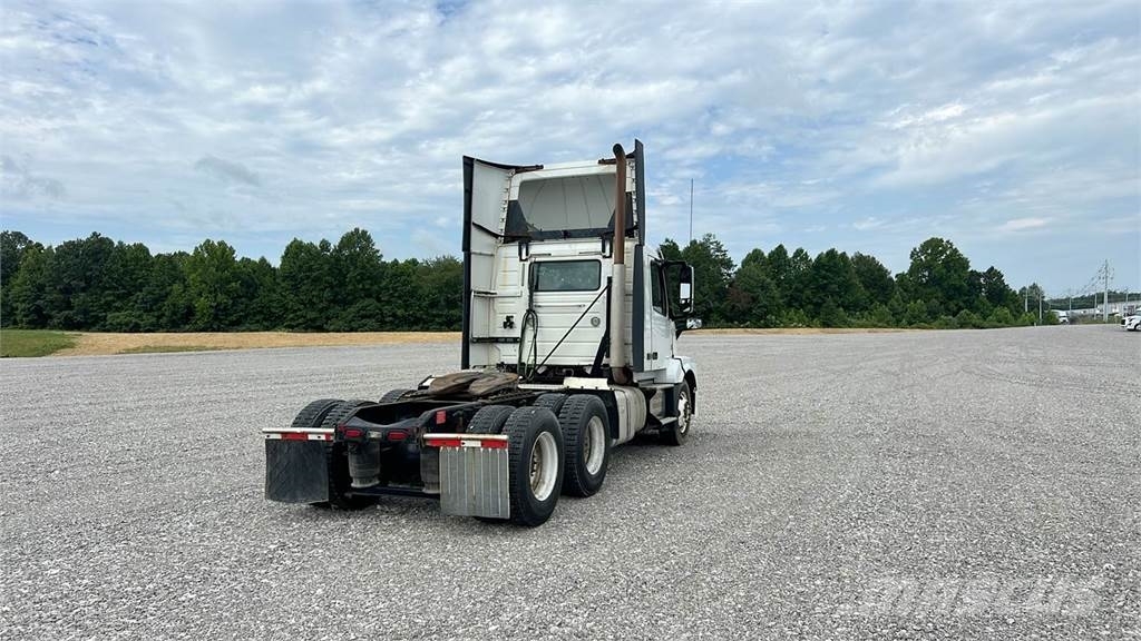 Volvo VNL300 وحدات الجر