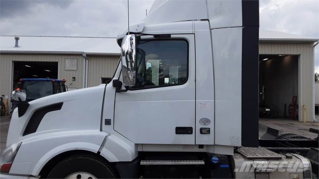 Volvo VNL300 وحدات الجر