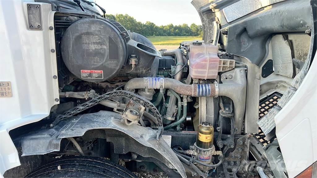 Volvo VNL300 وحدات الجر