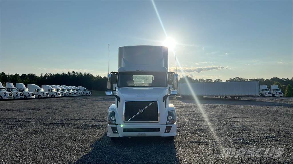Volvo VNL300 وحدات الجر