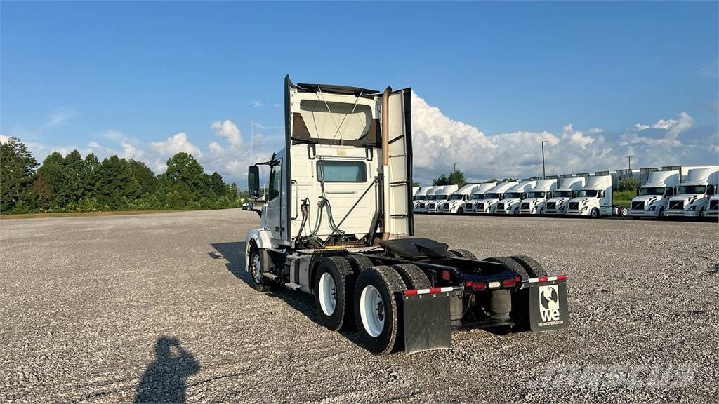 Volvo VNL300 وحدات الجر