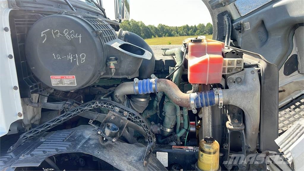 Volvo VNL300 وحدات الجر