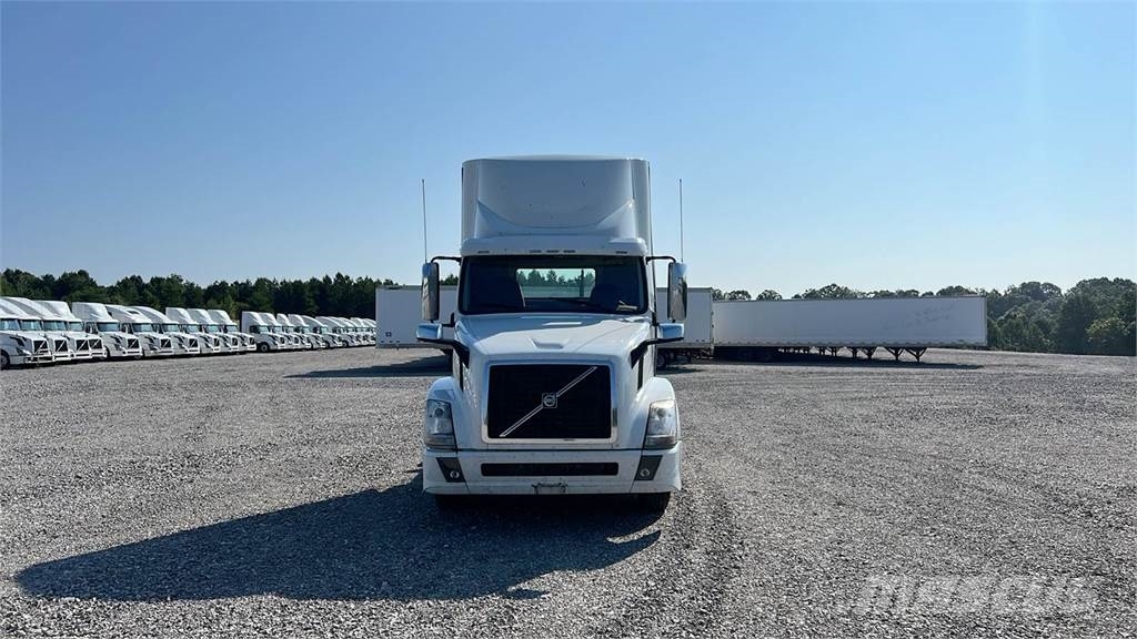 Volvo VNL300 وحدات الجر