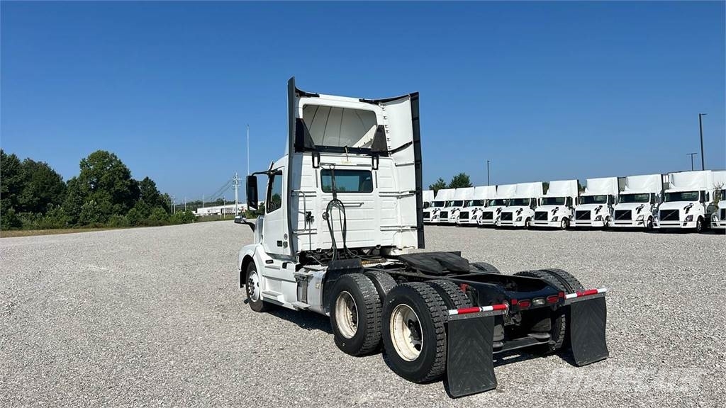 Volvo VNL300 وحدات الجر