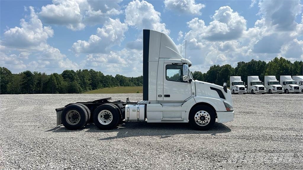 Volvo VNL300 Tractor Units