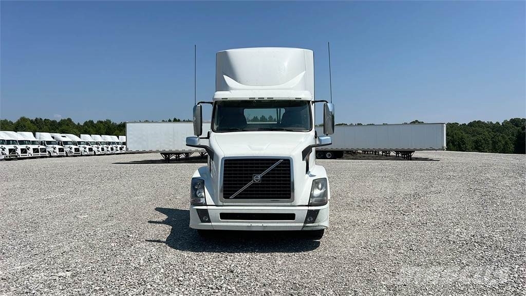 Volvo VNL300 وحدات الجر