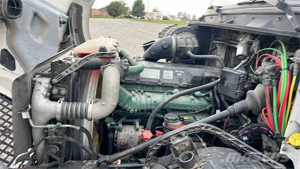 Volvo VNL300 وحدات الجر