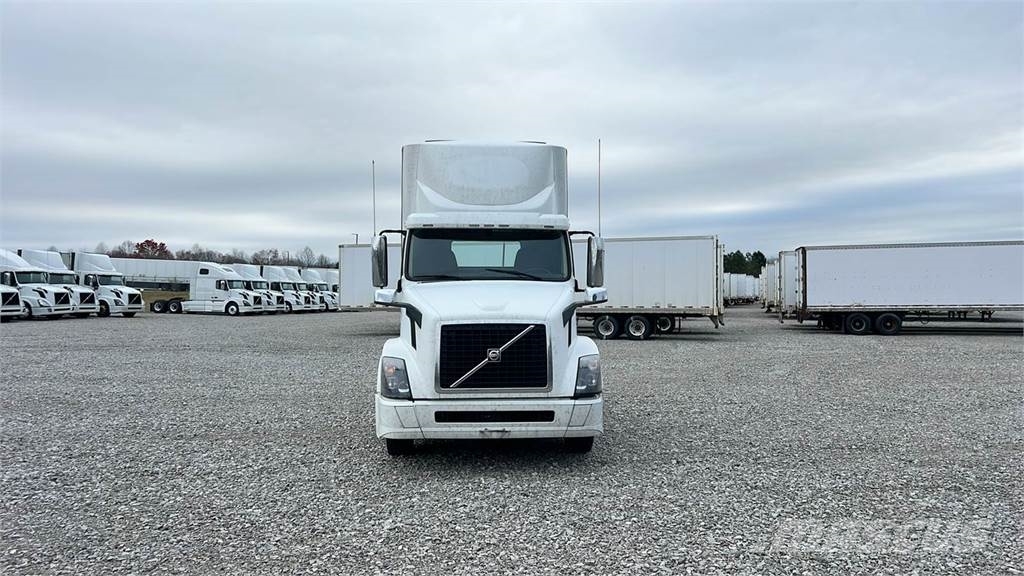 Volvo VNL300 وحدات الجر
