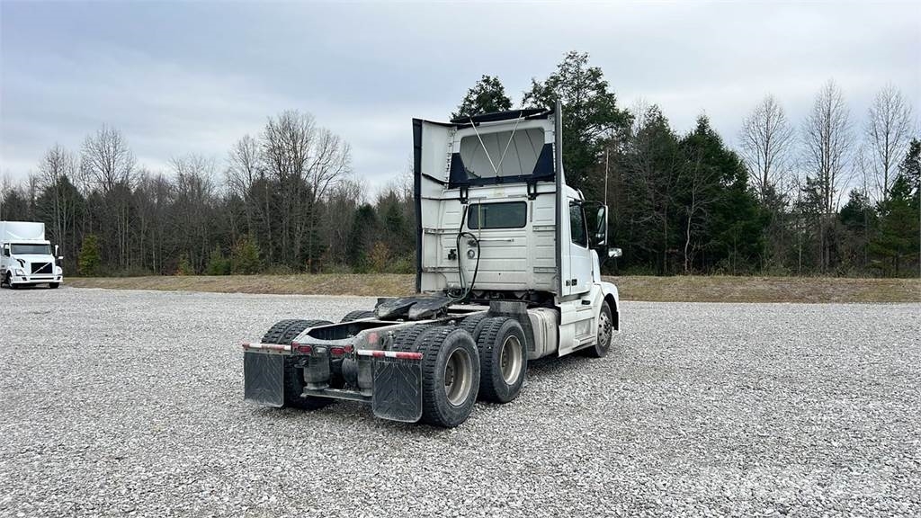 Volvo VNL300 وحدات الجر
