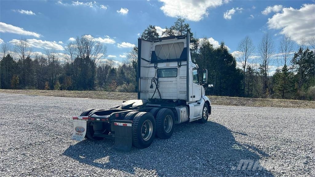 Volvo VNL300 وحدات الجر