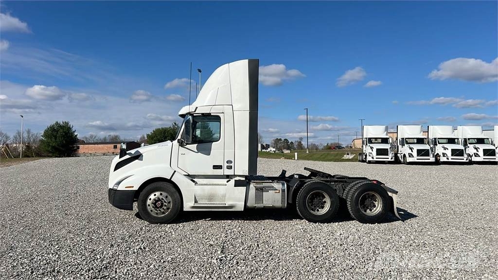 Volvo VNL300 وحدات الجر