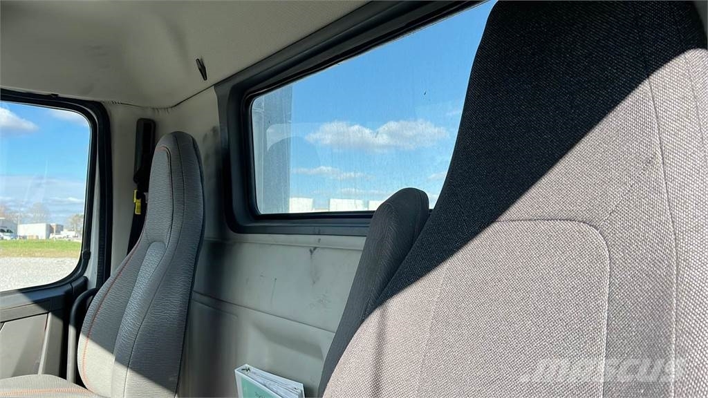 Volvo VNL300 وحدات الجر