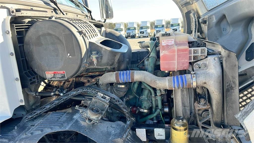 Volvo VNL300 وحدات الجر