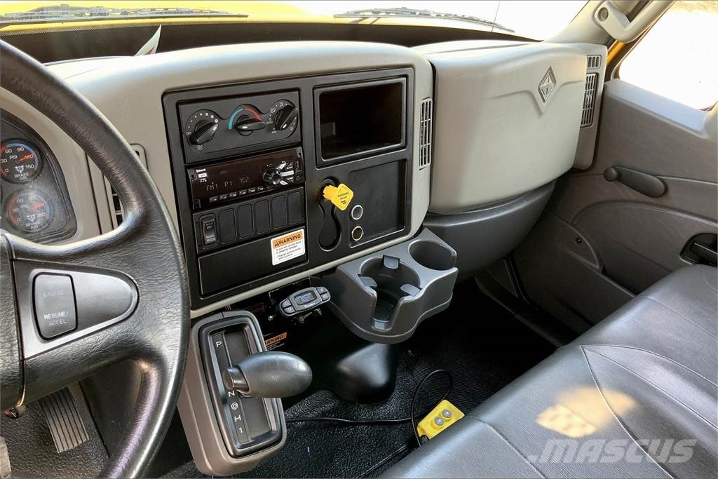 International 4300 SBA 4X2 Box trucks