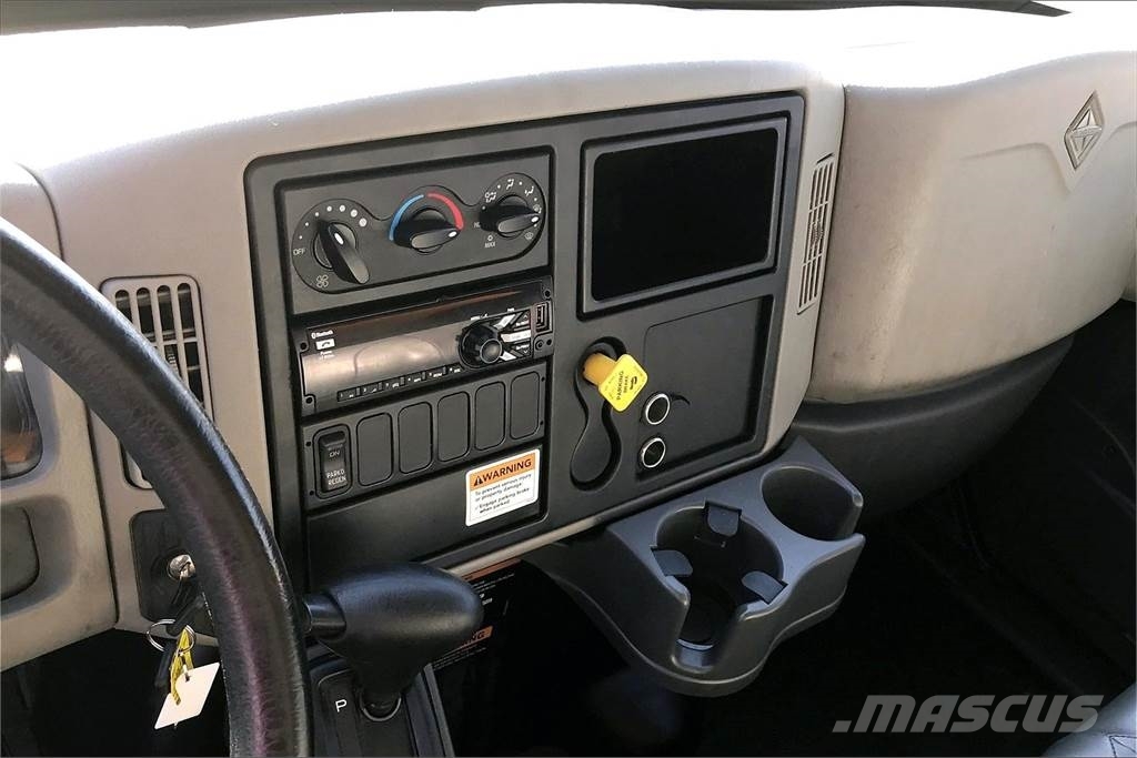 International 4300 SBA 4X2 Box trucks