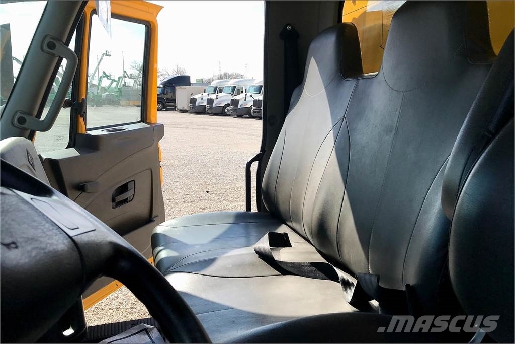 International 4300 SBA 4X2 Skříňová nástavba