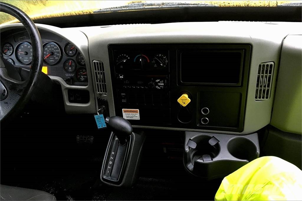 International 4300 SBA 4X2 Box trucks