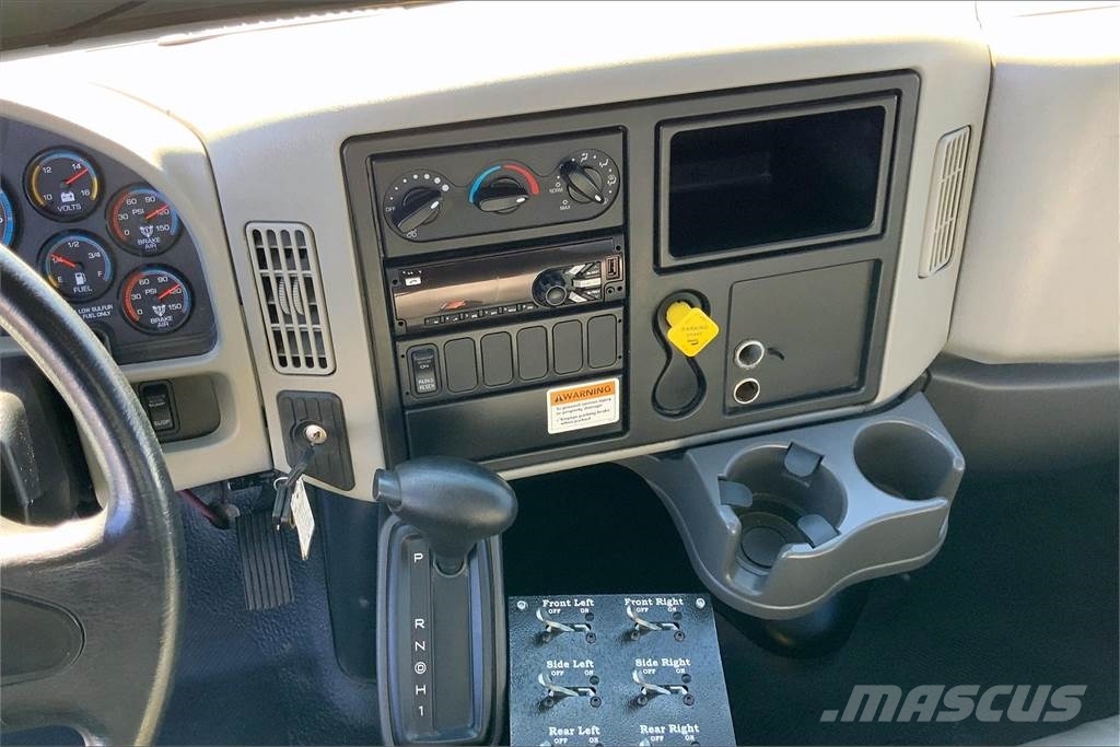 International 4300 SBA 4X2 Box trucks