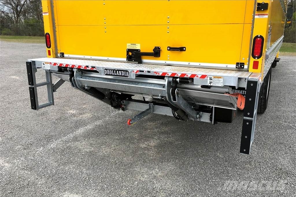 International 4300 SBA 4X2 Box trucks