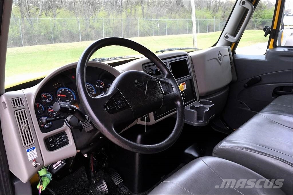 International 4300 SBA 4X2 Box trucks