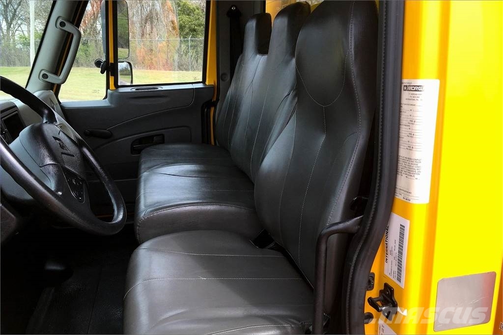 International 4300 SBA 4X2 Box trucks