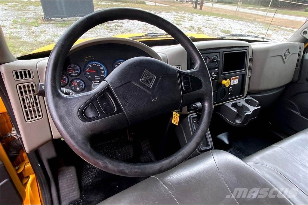 International 4300 SBA 4X2 Box trucks