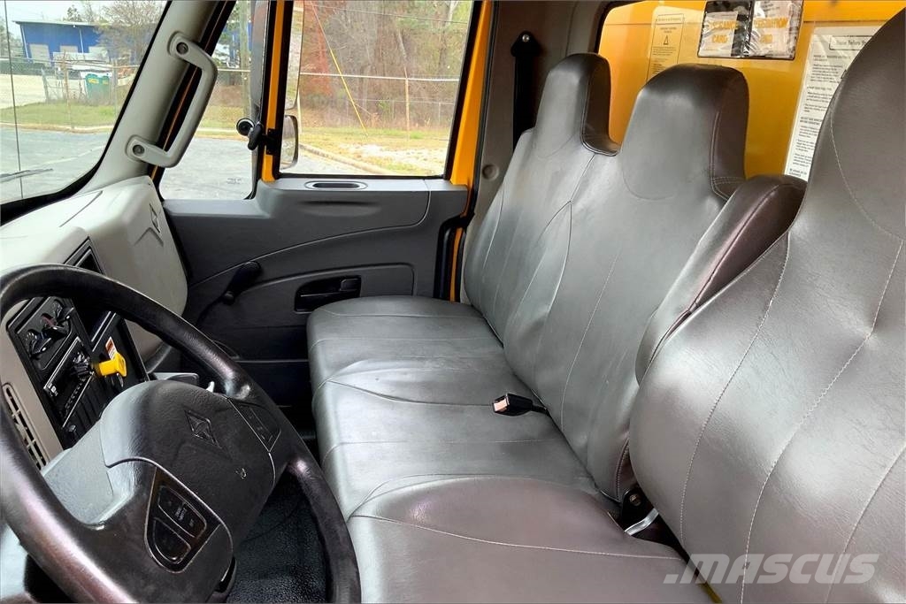 International 4300 SBA 4X2 Box trucks