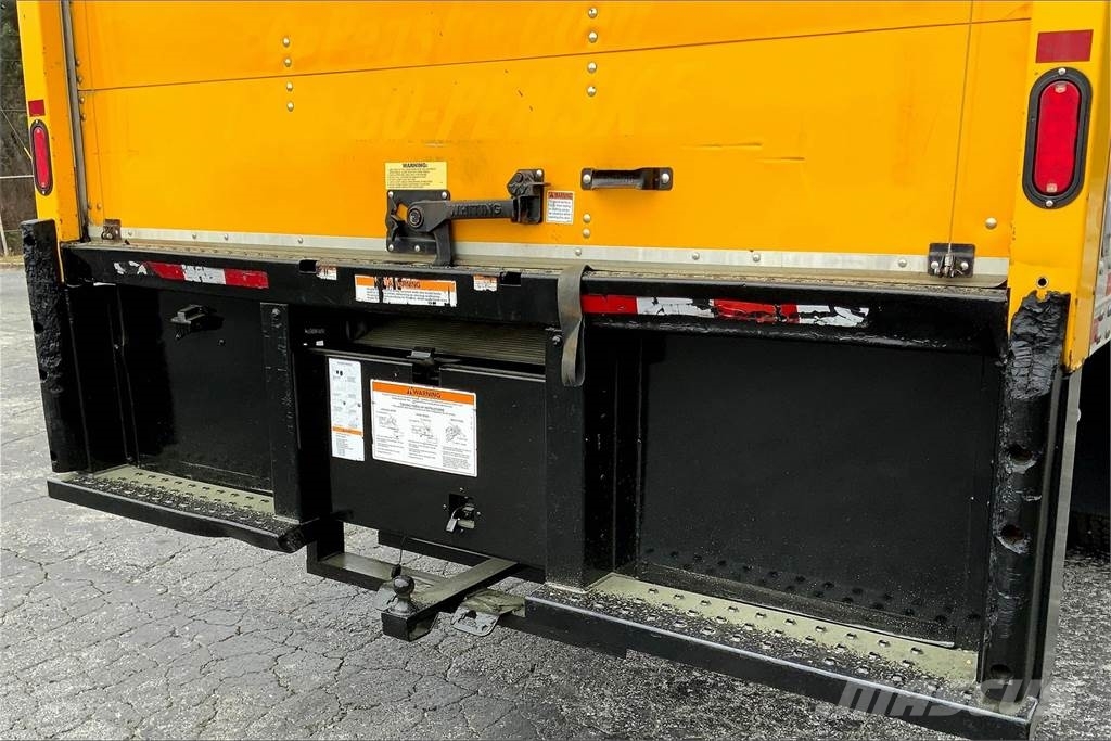 International 4300 SBA 4X2 Box trucks