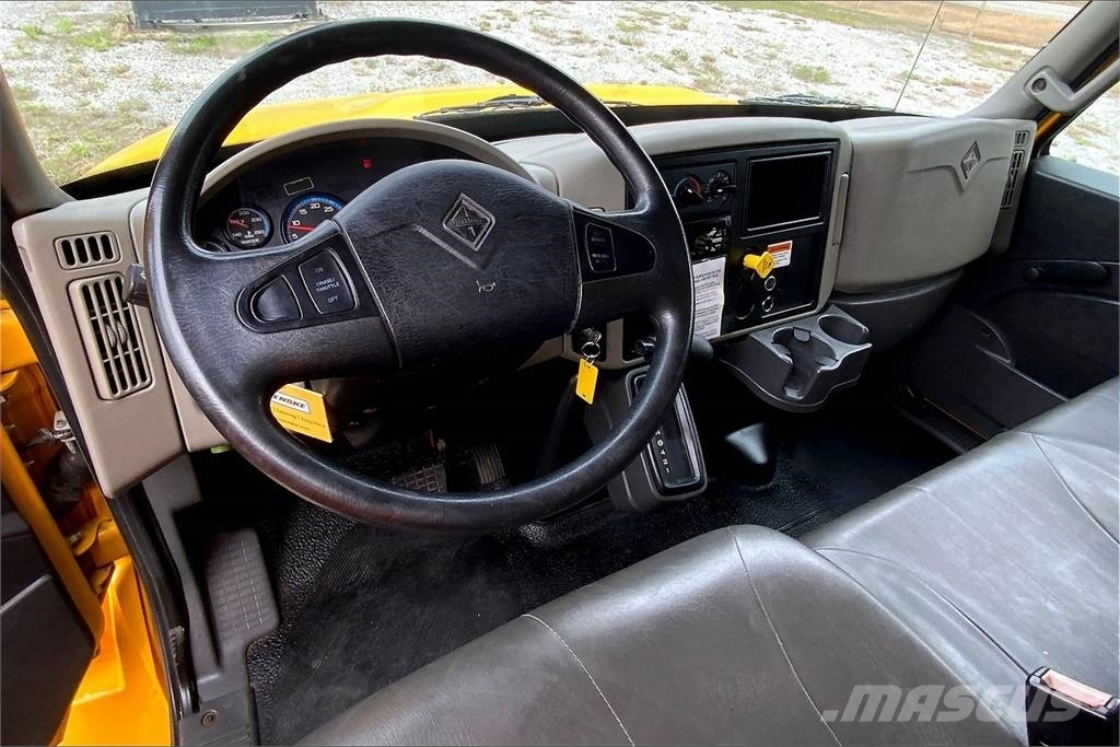 International 4300 SBA 4X2 Box trucks