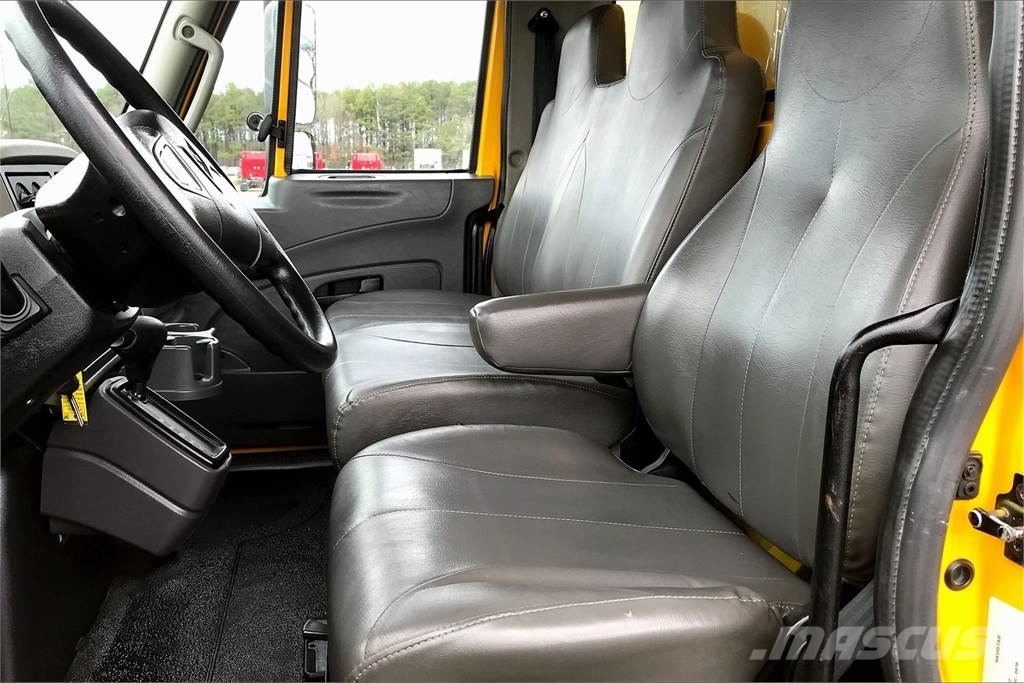International 4300 SBA 4X2 Box trucks