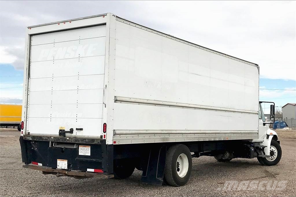 International 4300 SBA 4X2 Camiones caja cerrada