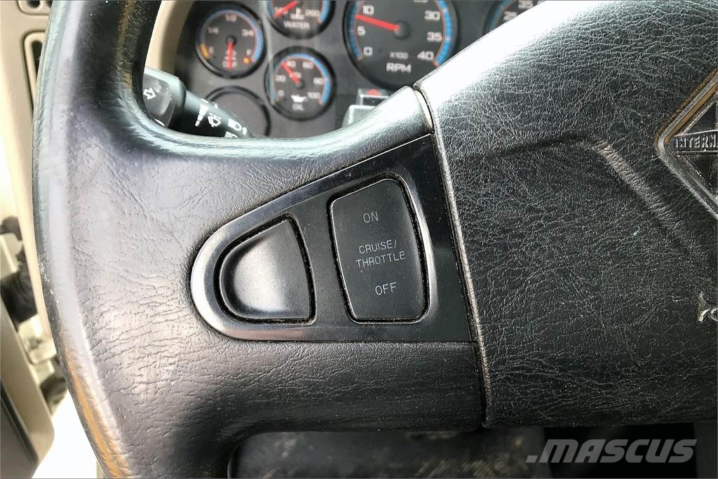 International 4300 SBA 4X2 Camiones caja cerrada