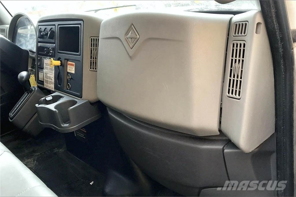 International 4300 SBA 4X2 Camiones caja cerrada