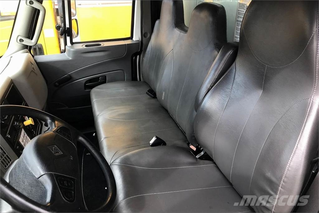International 4300 SBA 4X2 Camiones caja cerrada