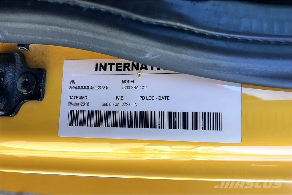 International 4300 SBA 4X2 Box trucks