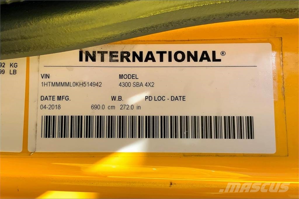 International 4300 SBA 4X2 Box trucks