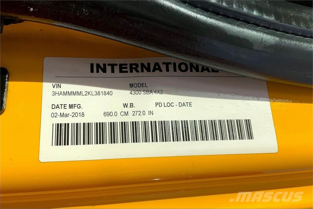International 4300 SBA 4X2 Box trucks